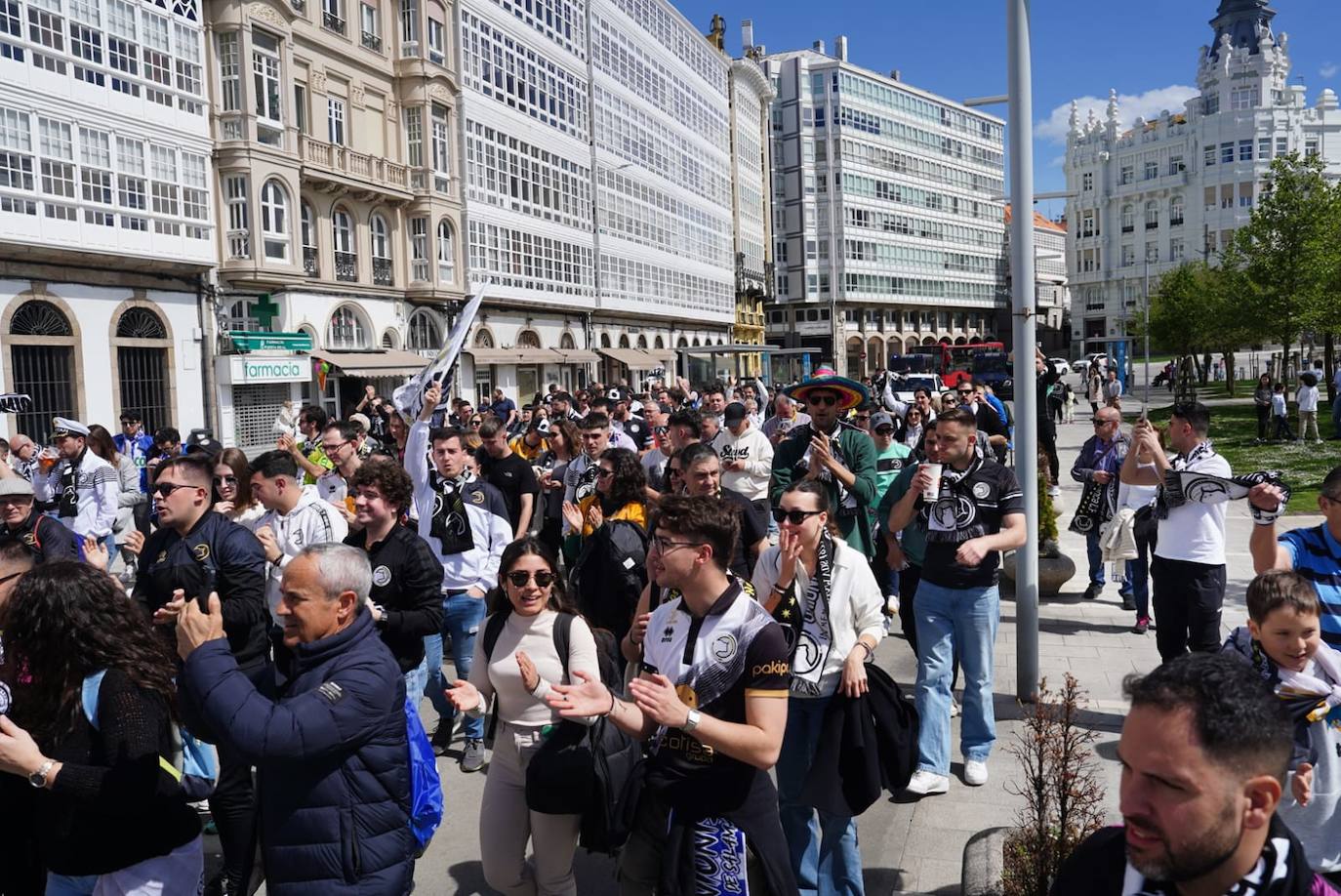 Los aficionados de Unionistas toman las calles de A Coruña