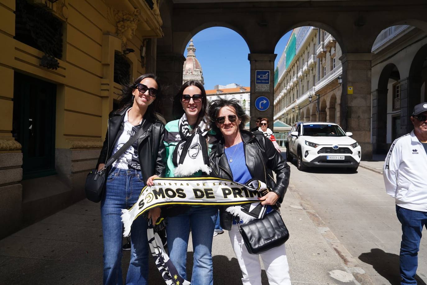 Los aficionados de Unionistas toman las calles de A Coruña