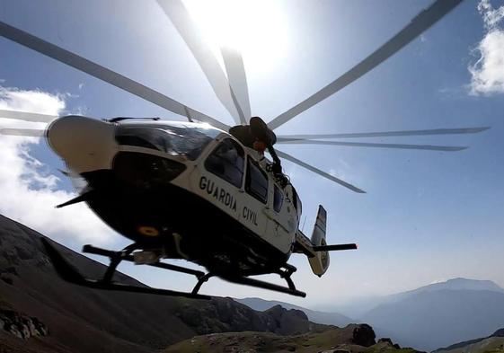 Helicóptero de la Guardia Civil en el pirineo oscense.