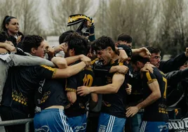 Los jugadores del Salamanca UDS celebran la victoria frente al Burgos Promesas.