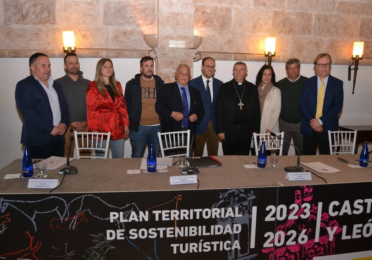 Foto de familia del final del acto de presentación en el Parador