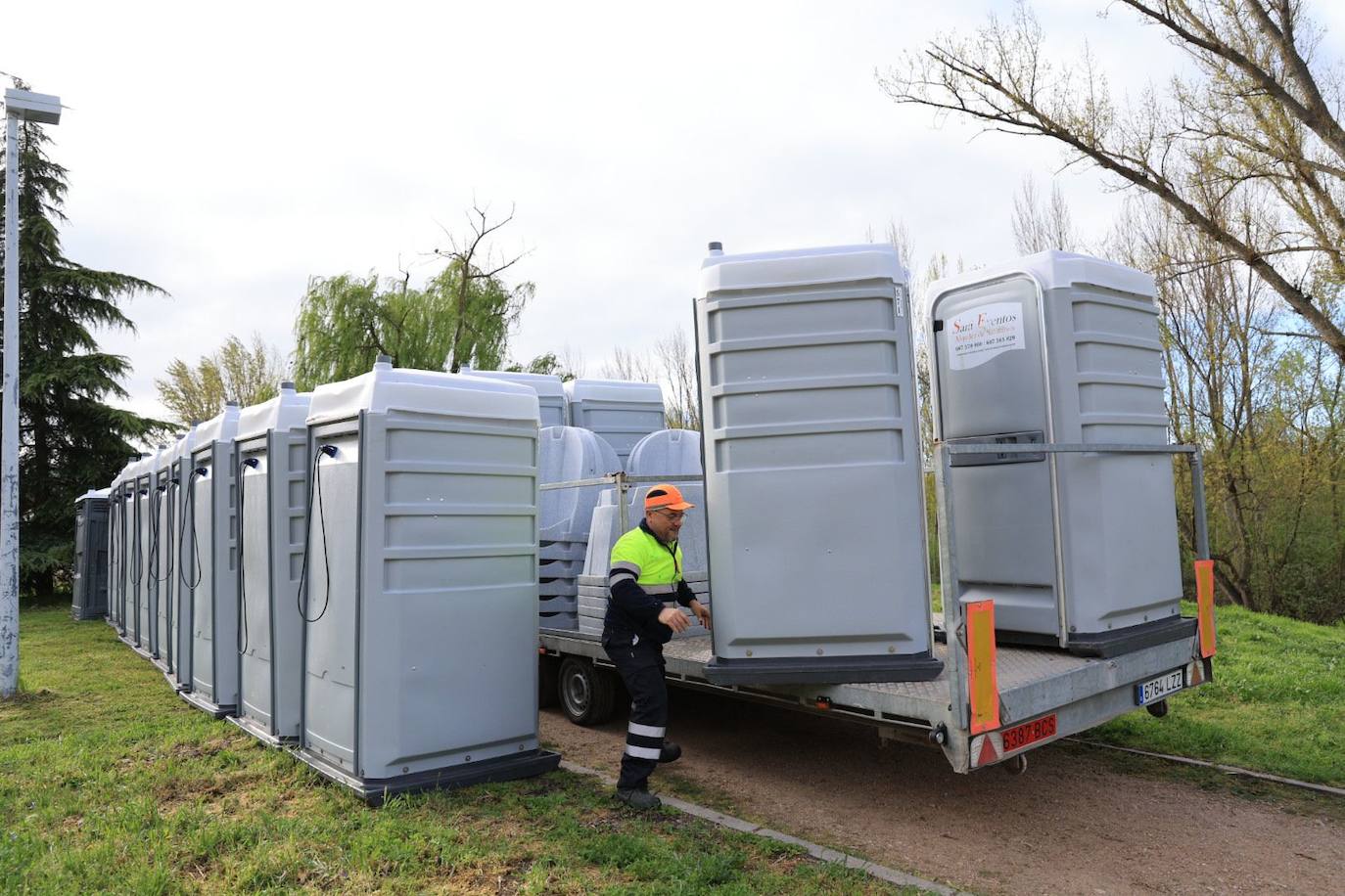 Instalación de baños portátiles en los alrededores del río Tormes