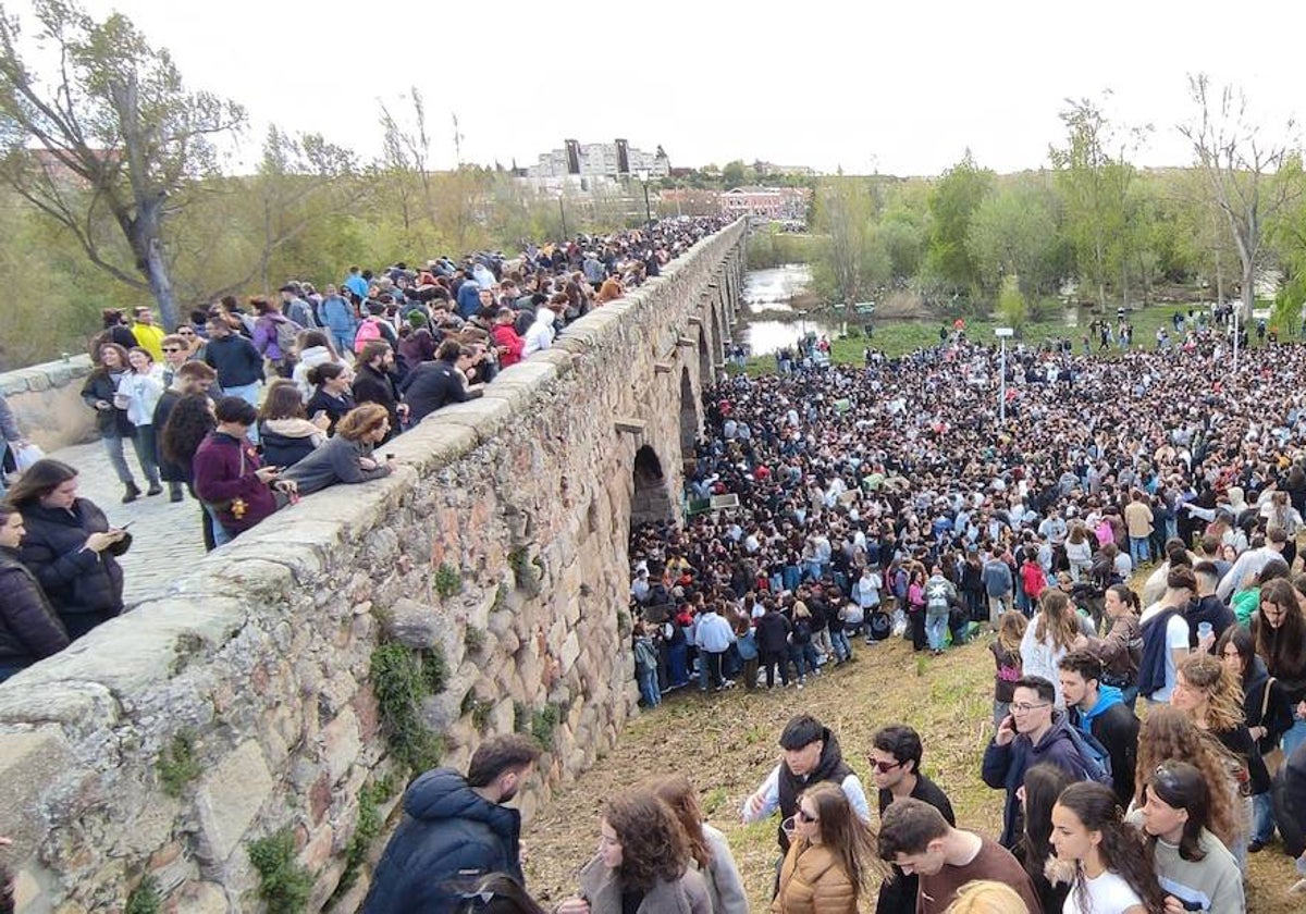 La lluvia no espanta las ganas de celebrar el Lunes de Aguas