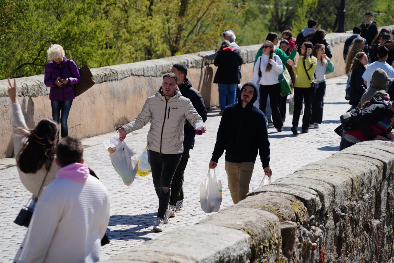 La lluvia no espanta las ganas de celebrar el Lunes de Aguas