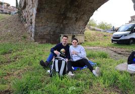 Dos jóvenes sentados en las orillas del Tormes a primera hora de la mañana de este lunes