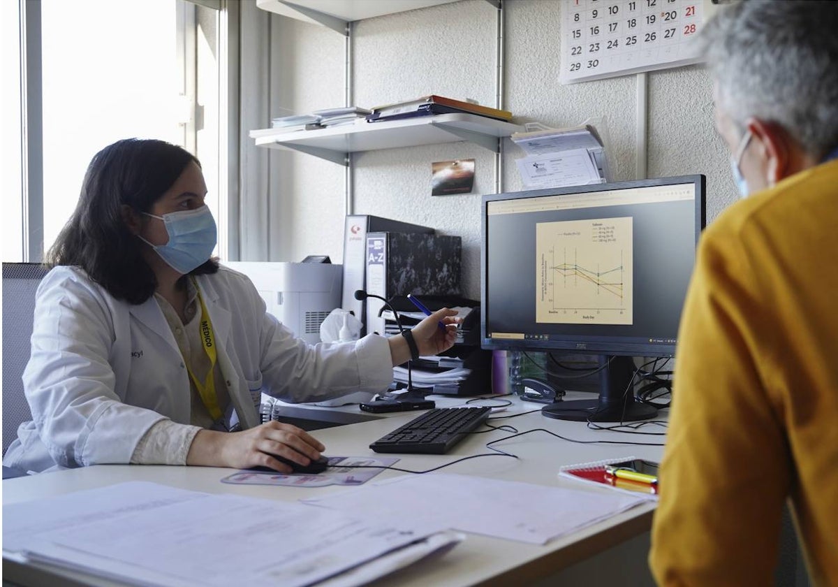 Una especialista del Hospital atiende en su consulta a un paciente.