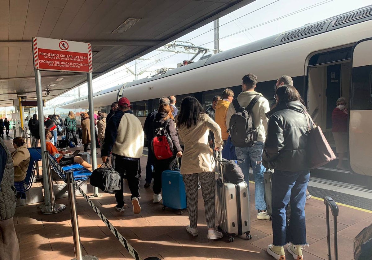 Viajeros subiendo al Alvia con destino a Barcelona.