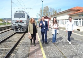 El alcalde Marcos Iglesias, junto con ediles del Consistorio, en la estación de tren