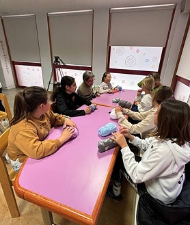 Imagen secundaria 2 - Peñaranda estrena taller de ganchillo intergeneracional