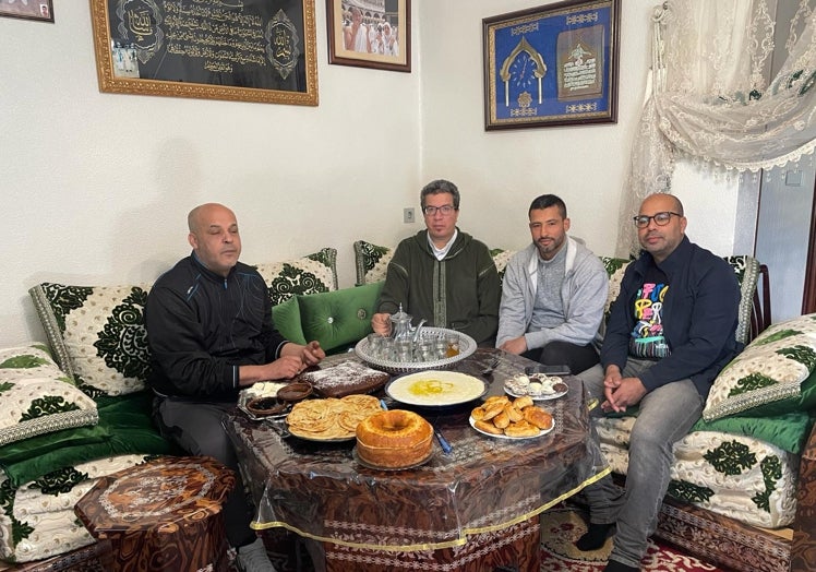 De derecha a izquierda Hassa Bouziane, Abdelkebir Essarhany, Abderrahim Toufaoui y Tahar Boufares desayunan postres típicos marroquíes.