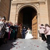 Una pareja celebra su unión en compañía de sus seres queridos.