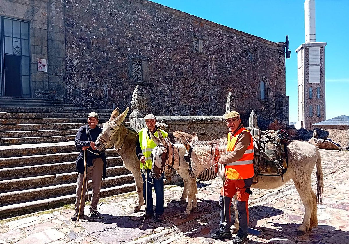 Los tres viajeros a su llegada a la Peña de Francia.
