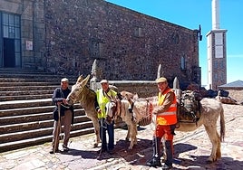 Los tres viajeros a su llegada a la Peña de Francia.
