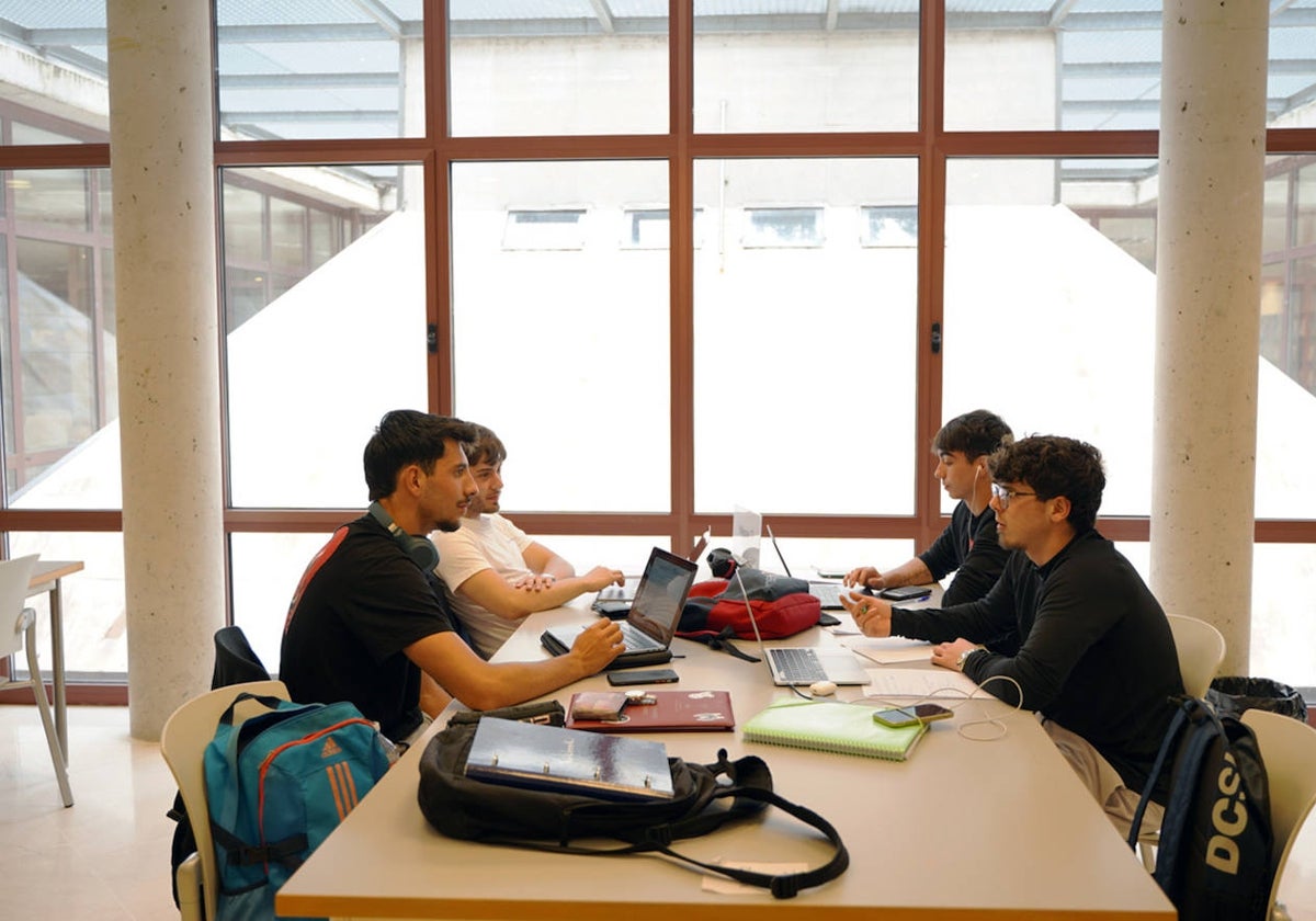 Los estudiantes pueden completar su formación a través de los posgrados de la UPSA.