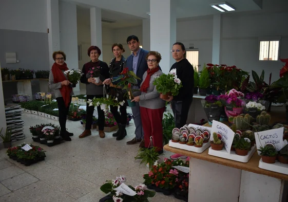 Voluntarias de Manos Unidas junto al responsable de la organización en Alba de Tormes, Juan Carlos Corral.