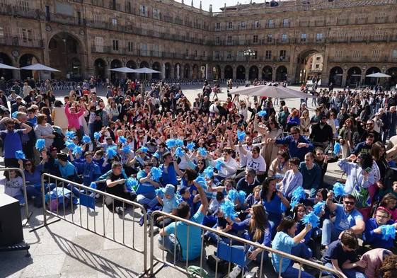 Alumnos de La Cañada en la Plaza Mayor durante el acto.