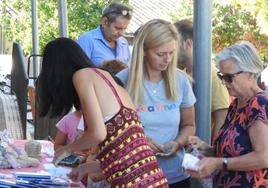 Vecinos participan en el mercadillo solidario.