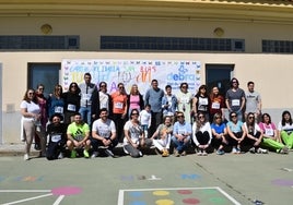 Docentes del centro San Blas de Santa Marta junto al pequeño Javi Gallo.