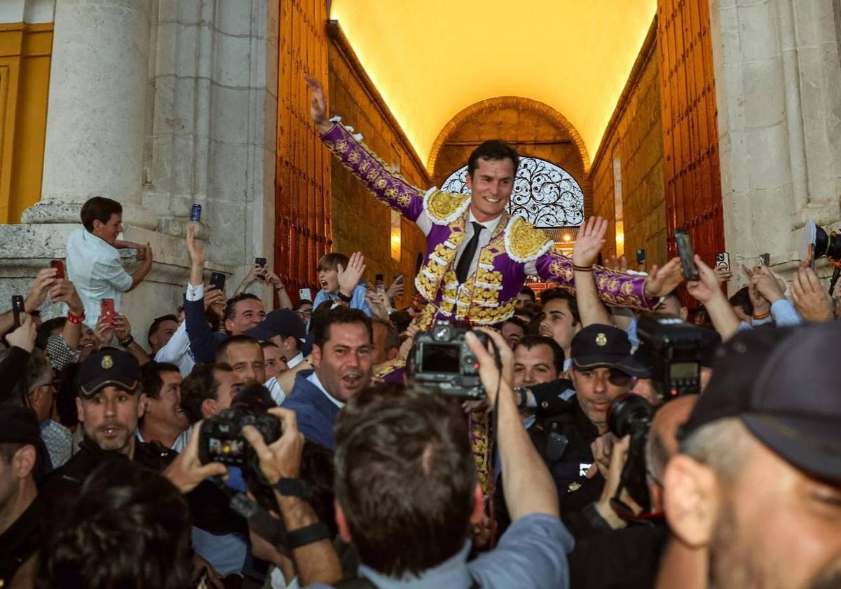 Luque, por la Puerta del Príncipe de Sevilla.