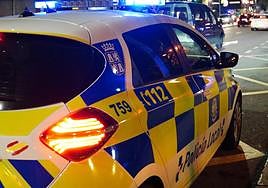 Un conductor se da a la fuga tras chocar contra una señal en la avenida Juan Pablo II