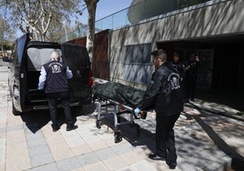 Los forenses en el recinto deportivo durante el levantamiento del cadáver.