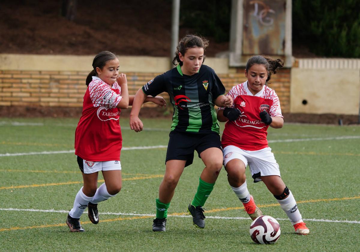 Pugna entre jugadoras infantiles del Salamanca FF y el Jai Alai en un choque de este curso en el fútbol base.