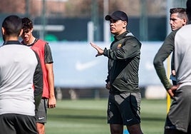 Rafa Máraquez durante la sesión de entrenamiento del filial del Barça ayer en la ciudad deportiva culé.