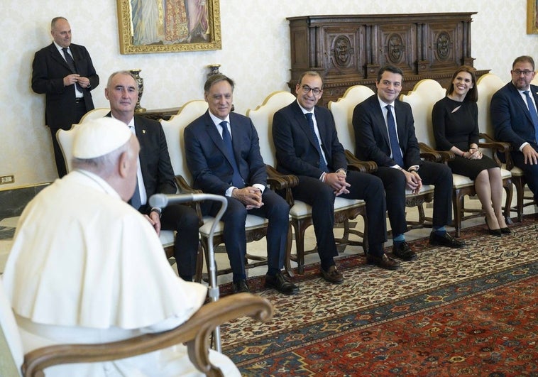 El alcalde de Salamanca, Carlos García Carbayo, en la recepción del Papa.