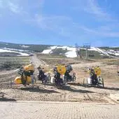 Imagen de La Covatilla en la jornada de este domingo, la última de la temporada por falta de nieve en las cotas inferiores.