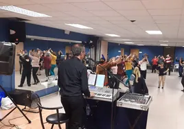 Una actividad de ocio con baile para los mayores de Santa Marta en el Edificio Sociocultural.