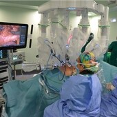 Imagen de una intervención quirúrgica con un robot.