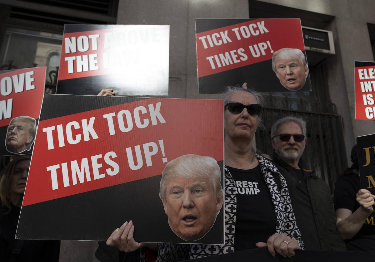 Manifestantes frente al tribunal de Nueva York, donde se juzga a Donald Trump.