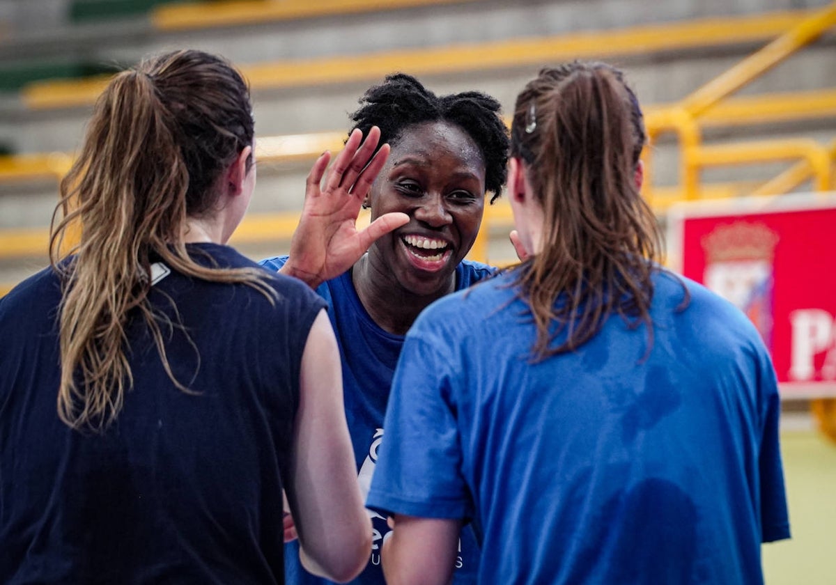 Sika Koné ríe durante una sesión de entrenamiento en Würzburg.