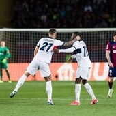 Ousmane Dembele celebra un gol con otro jugador