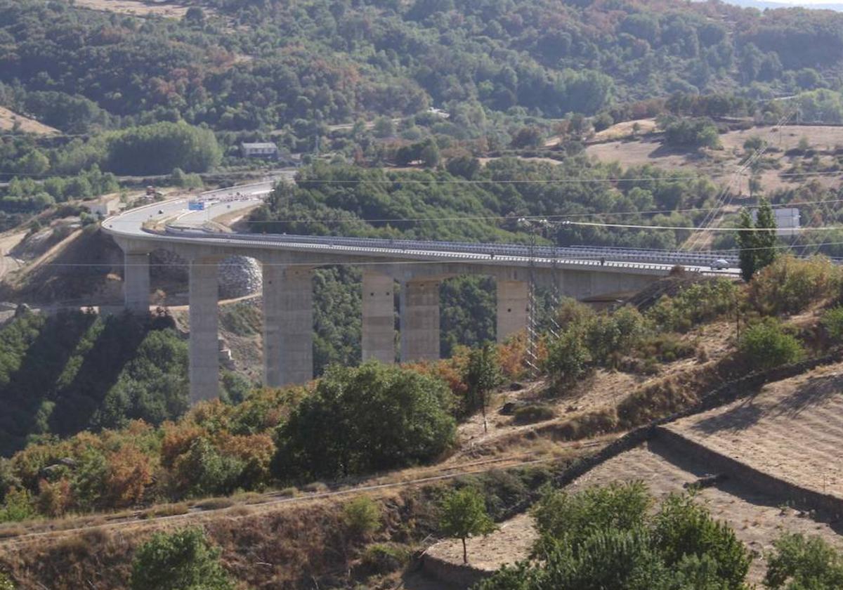 Viaducto de la autovía cercano a Béjar sobre el río Cuerpo de Hombre.