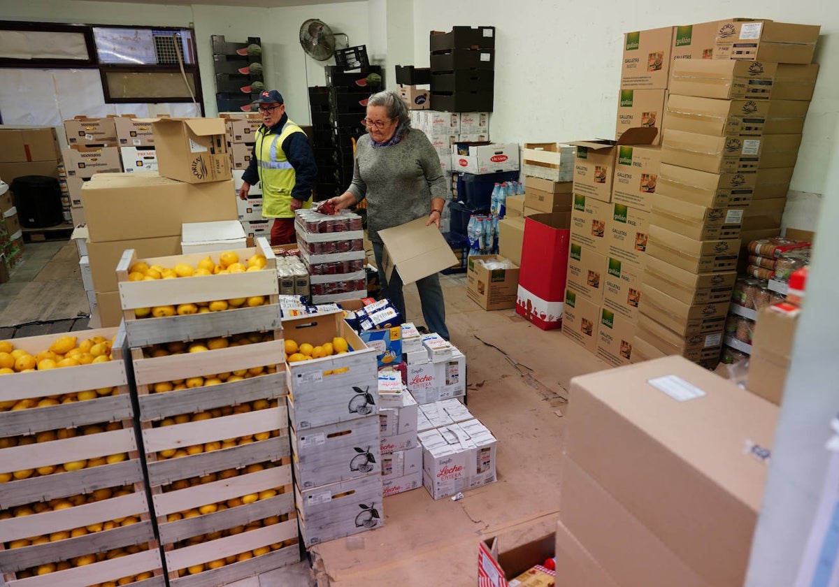 Voluntarios del Banco de Alimentos preparan lotes para usuarios.