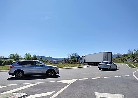 Imagen secundaria 1 - Diferentes puntos del desvío del tráfico hacia la travesía de Nava de Béjar.