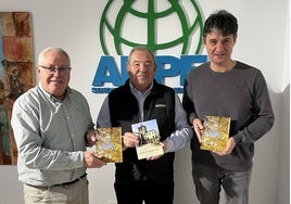 Ángel Estévez (centro), con el presidente de ANPE Guillermo Bueno y el vicepresidente Javier Riesco.