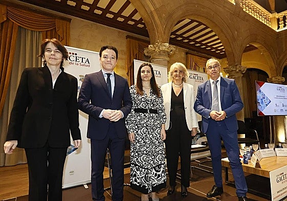 Los ponentes en el Foro Gaceta de la Salud junto al director del periódico, Julián Ballestero.