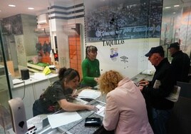 Aficionados sacando entradas en la Boutique este jueves.