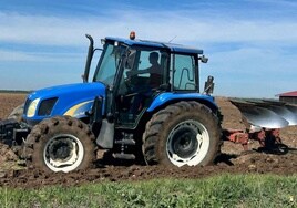 Un agricultor, en una parcela de La Armuña.