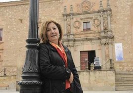 Rosa López frente al Colegio Fonseca.