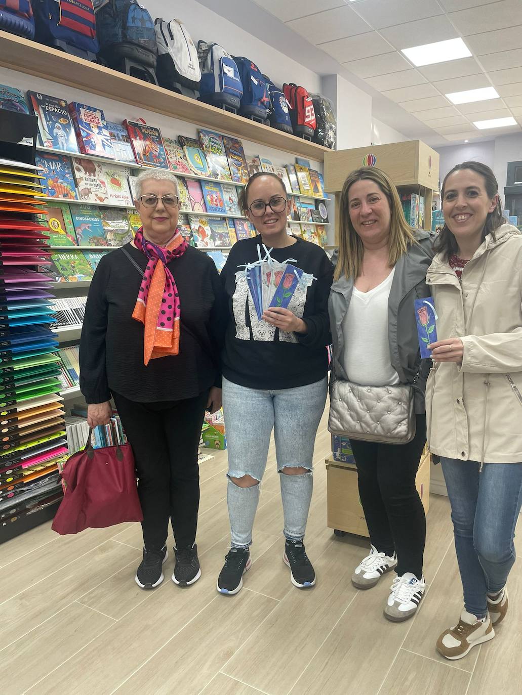 Flores y marcapáginas como anticipo al Día del Libro