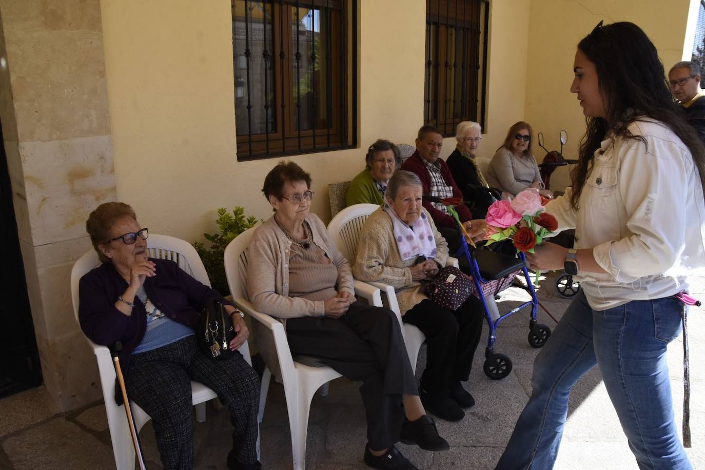 Flores y marcapáginas como anticipo al Día del Libro