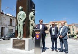 Roberto Martín, el alcalde, se dirige al público presente junto a José Antonio Muñoz Bernardo y Santos Carrasco