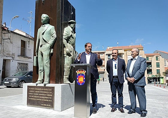 Roberto Martín, el alcalde, se dirige al público presente junto a José Antonio Muñoz Bernardo y Santos Carrasco