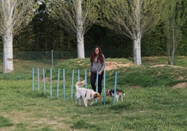 Una mujer con dos perros en Carbajosa.