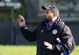 El entrenador del Salamanca, Jehu Chiapas, durante un entrenamiento.