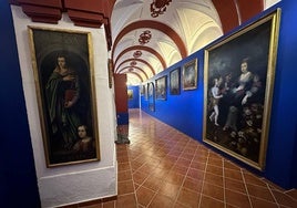 Una de las espectaculares galerías del convento de San Juan de la Cruz de Alba de Tormes con las obras de arte ya instaladas.