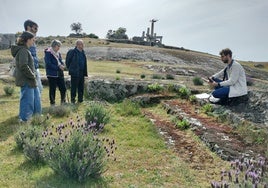 Alberto Martín muestra herramientas del trabajo de cantero en el parque del granito